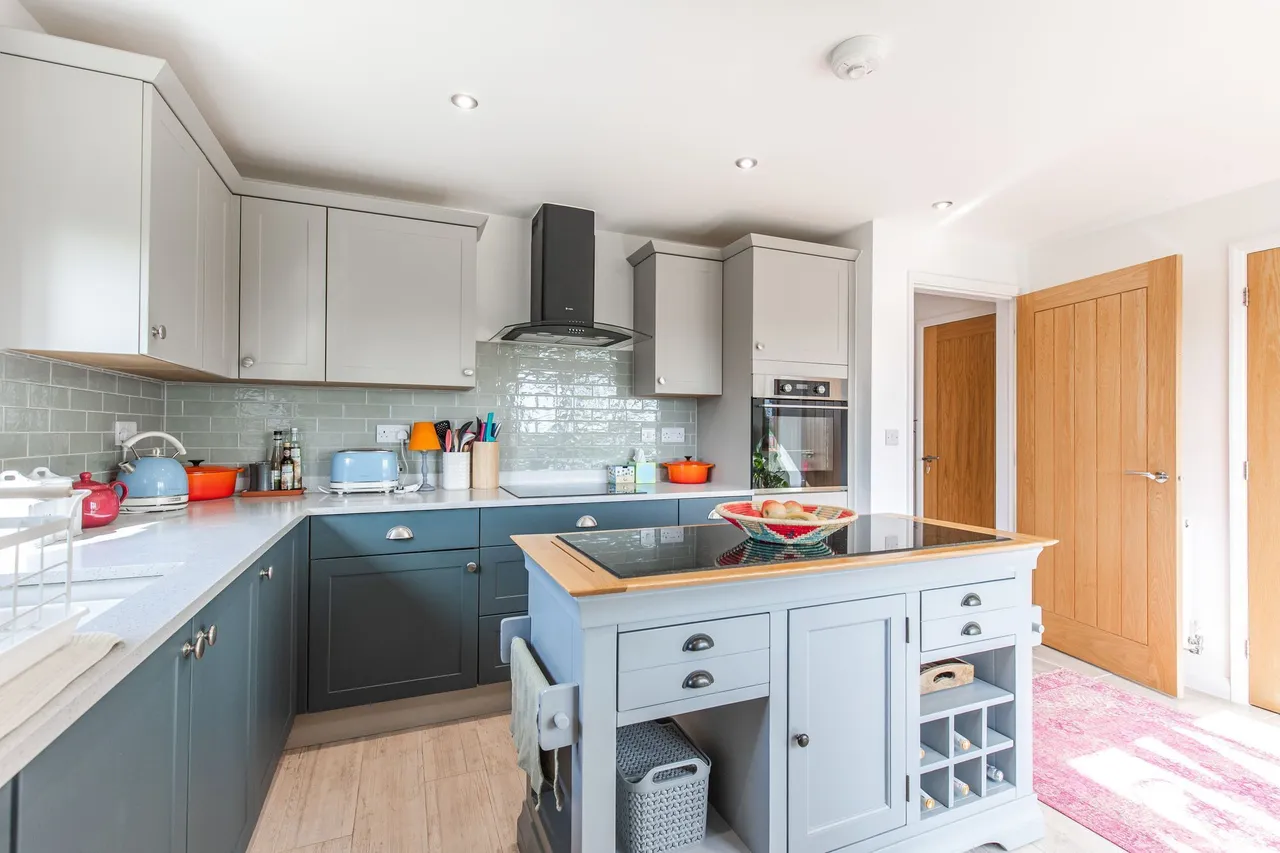 Modern Three Bedroom Detached Home in, photo 7