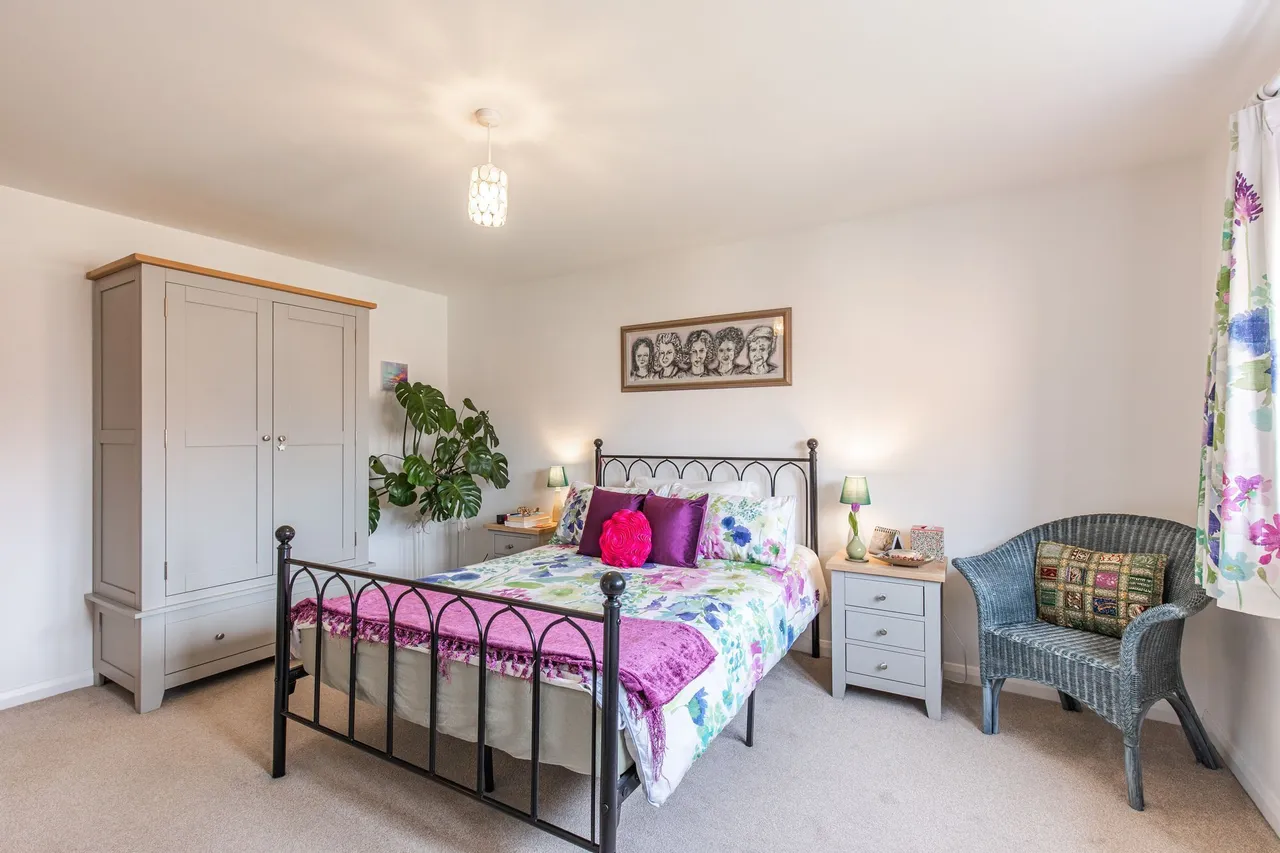 Modern Three Bedroom Detached Home in, photo 12