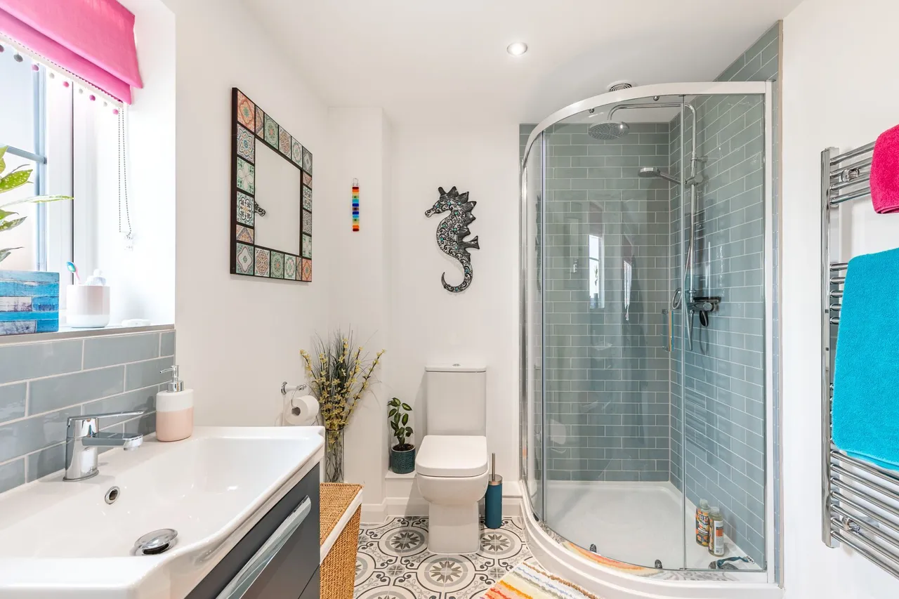 Modern Three Bedroom Detached Home in, photo 14