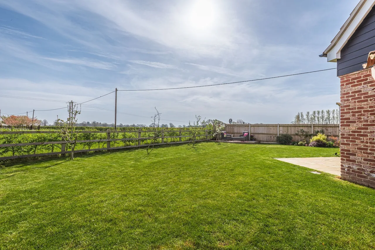 Modern Three Bedroom Detached Home in, photo 6