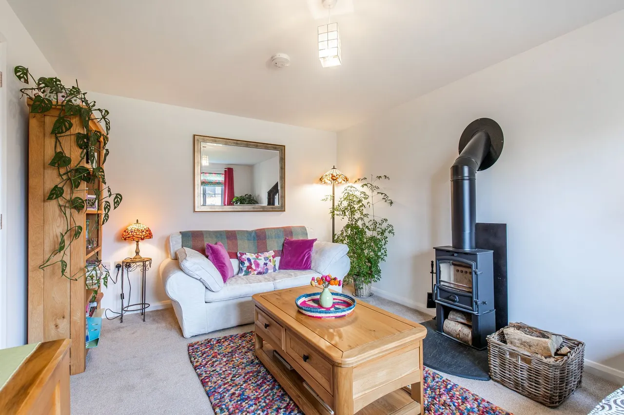 Modern Three Bedroom Detached Home in, photo 3
