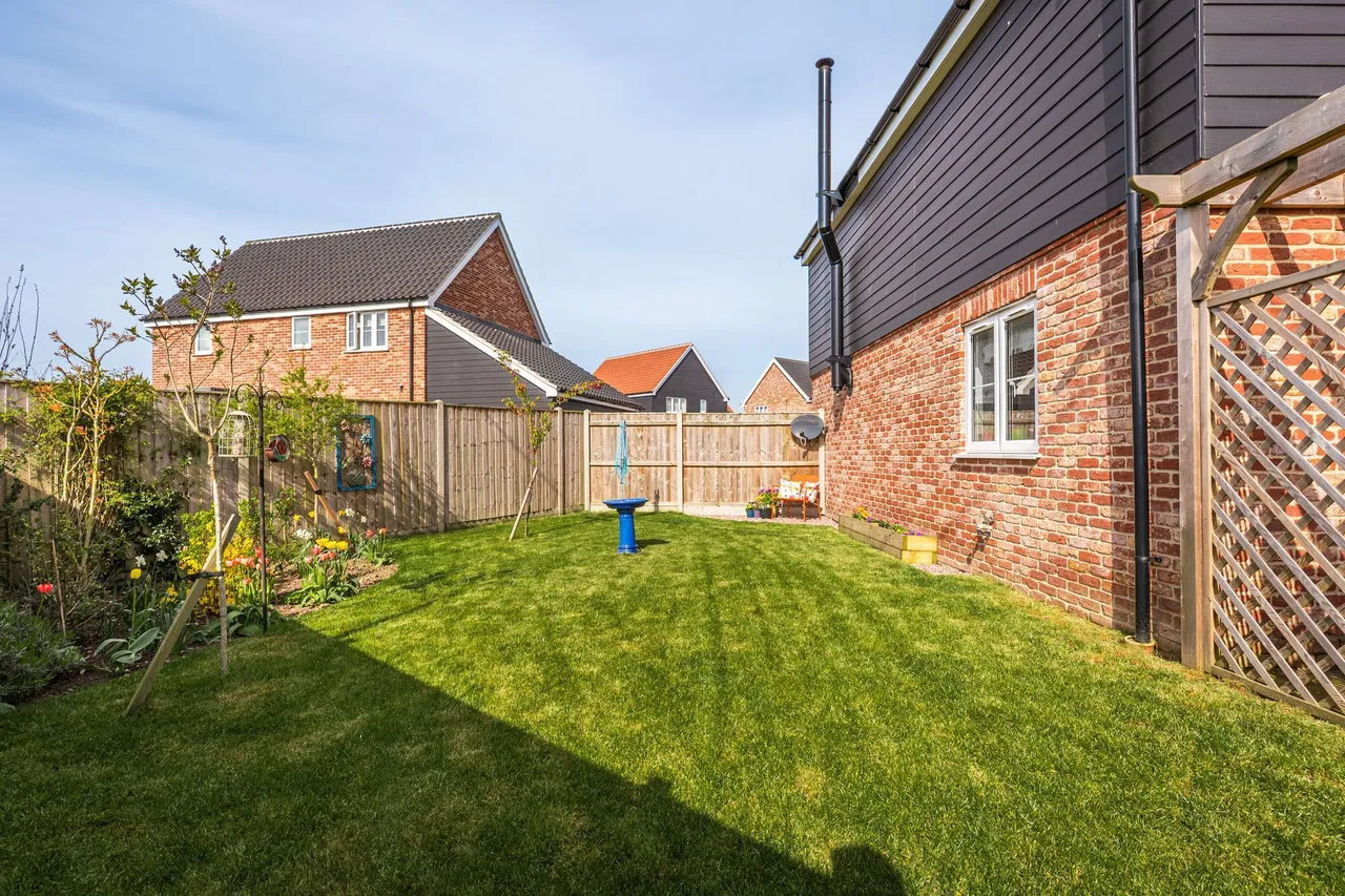 Modern Three Bedroom Detached Home in, photo 15