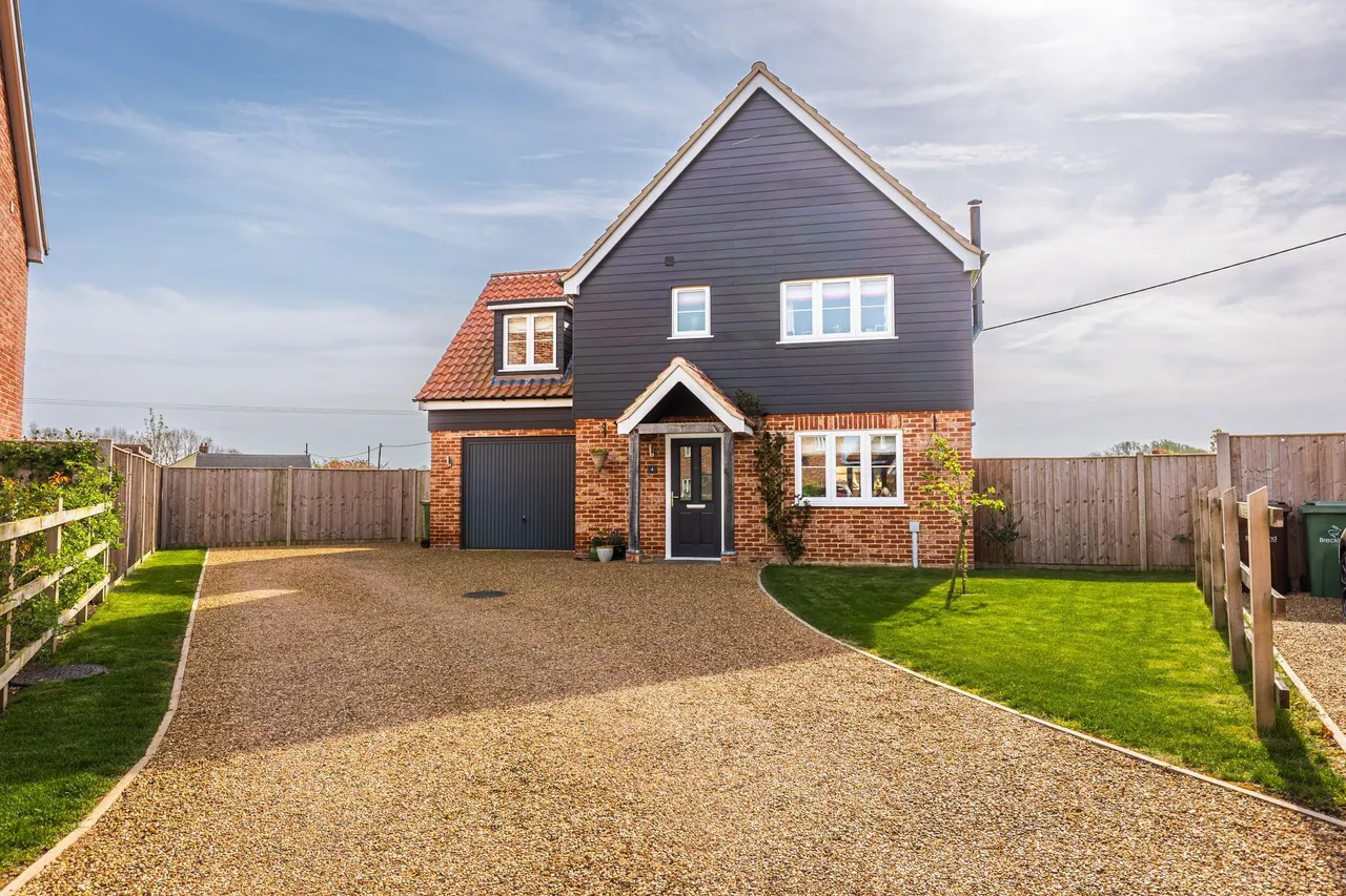 Modern Three Bedroom Detached Home in, photo 4