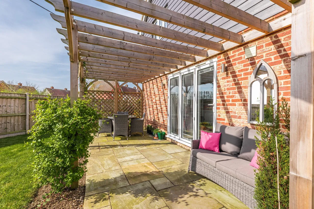 Modern Three Bedroom Detached Home in, photo 5