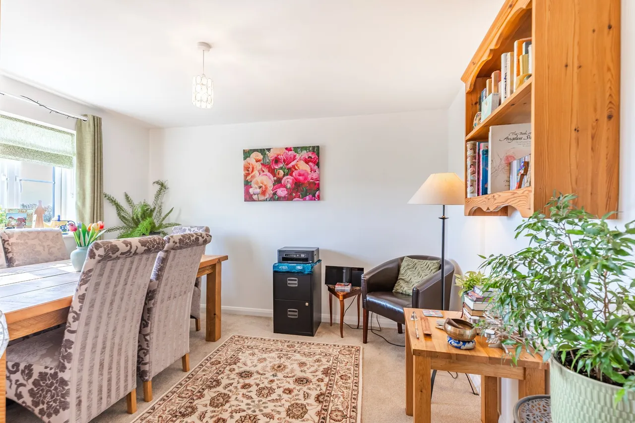 Modern Three Bedroom Detached Home in, photo 8