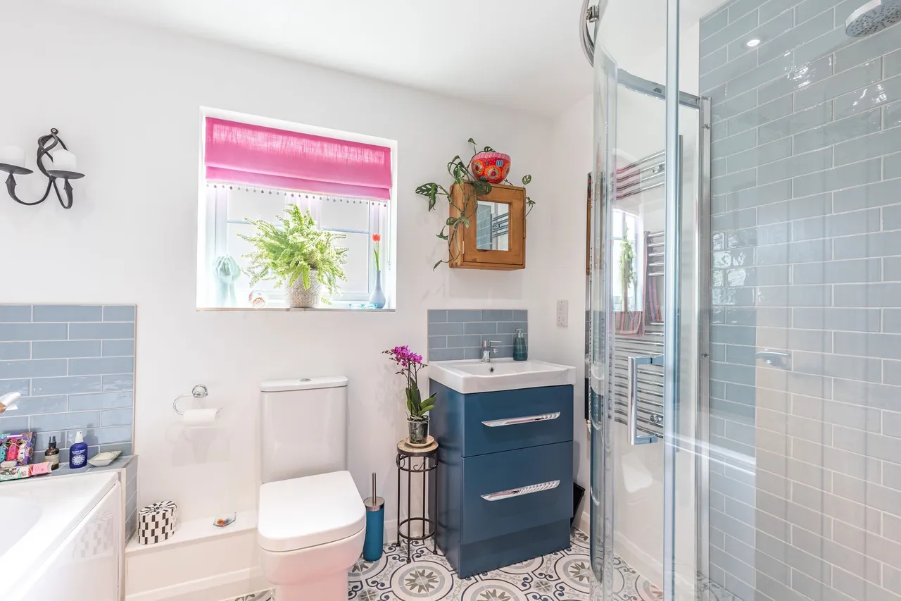 Modern Three Bedroom Detached Home in, photo 13