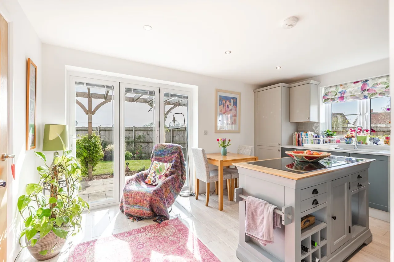 Modern Three Bedroom Detached Home in, photo 2
