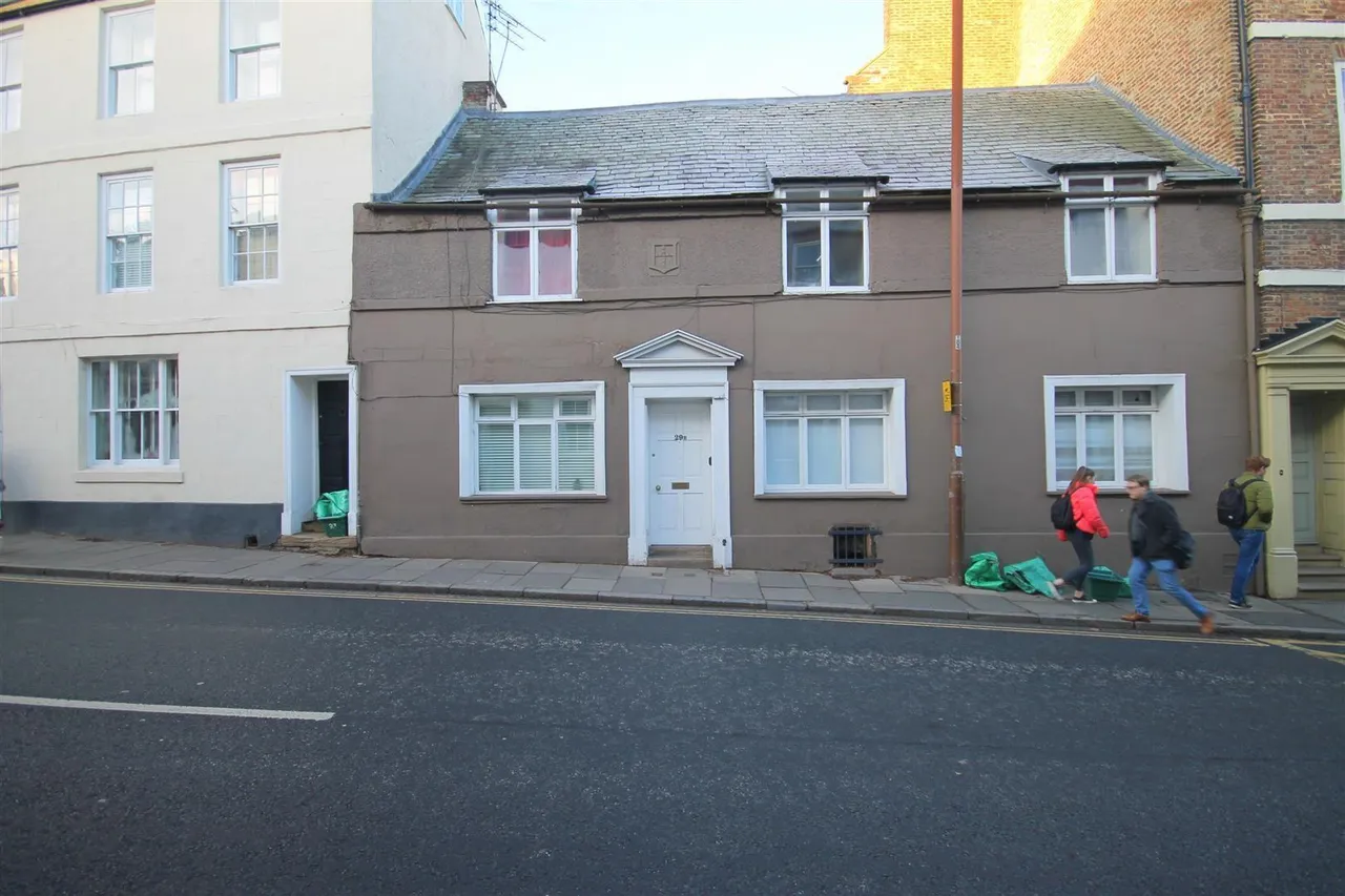 2 bed flat to rent, Church Street, Durham City, DH1