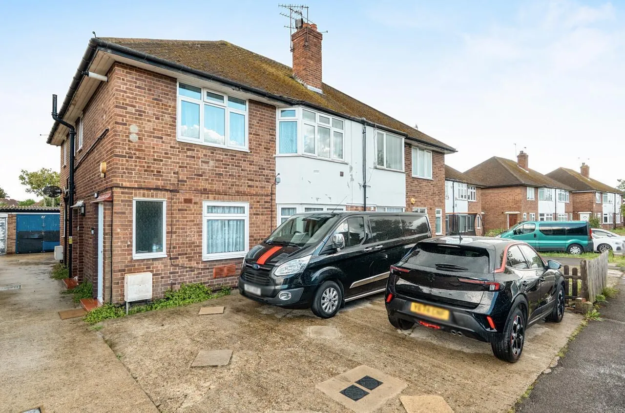 2 bed flat for sale, The Vale, Feltham