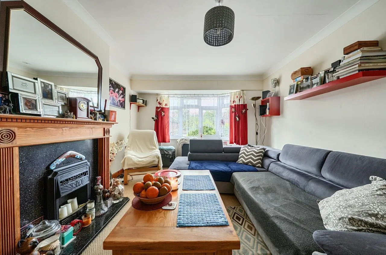 The Vale, Feltham, photo 2