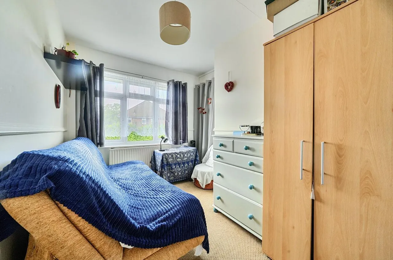 The Vale, Feltham, photo 7