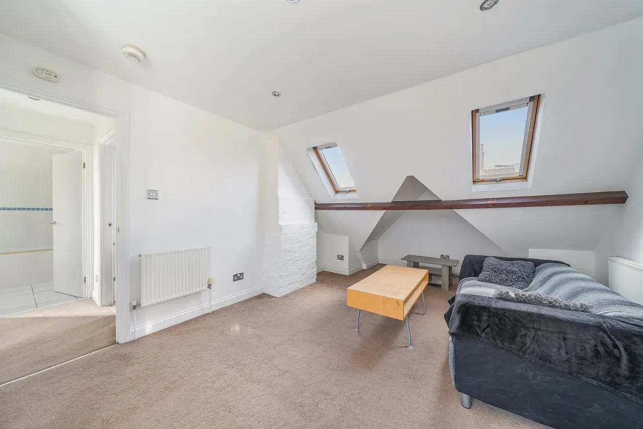 Station Approach, West Byfleet, KT14, photo 4