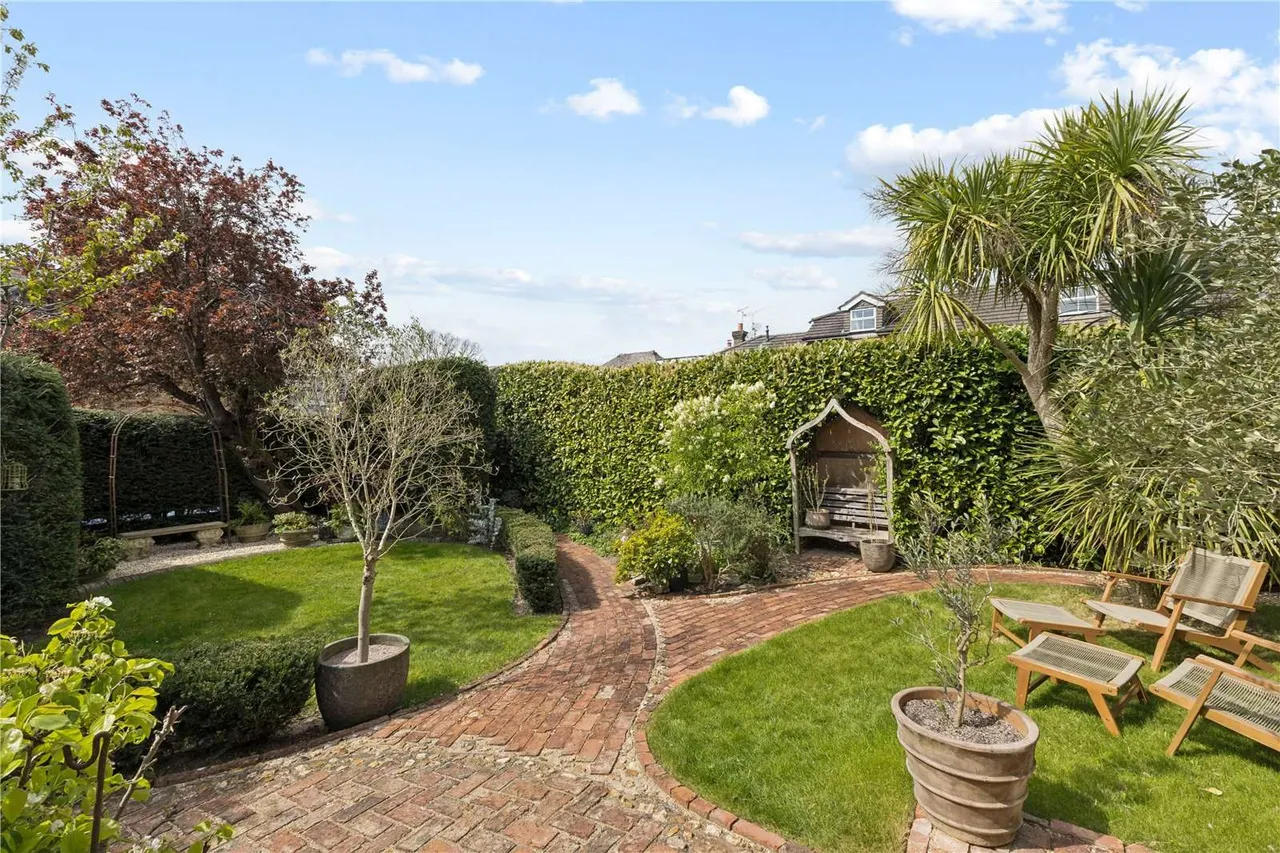 The Fairfield, Farnham, GU9, photo 3