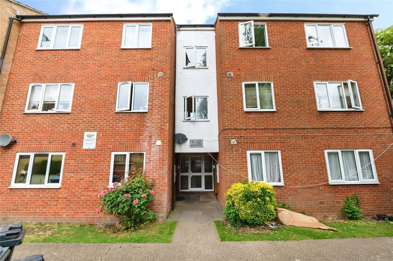 2 bed flat for sale — Benyon Path, South Ockendon, Essex, RM15