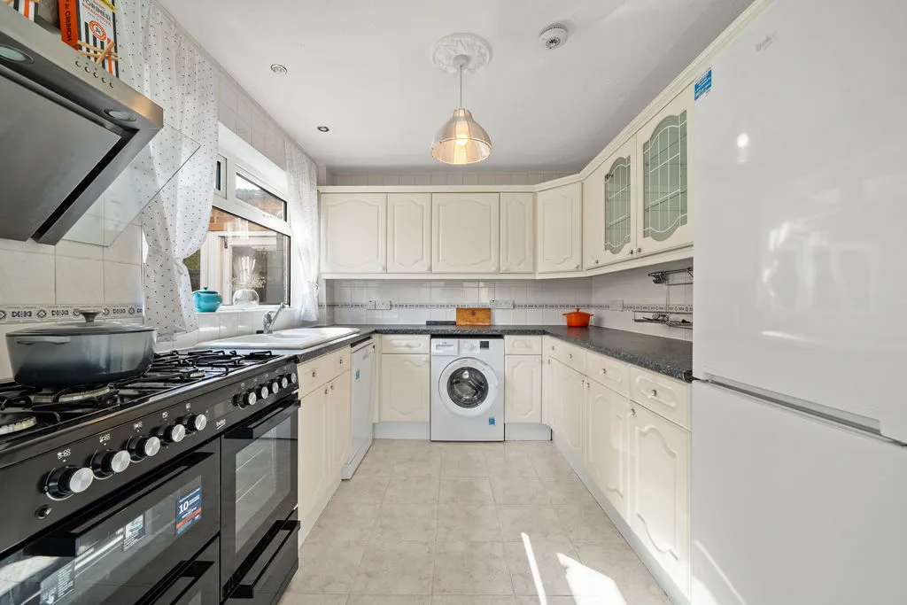Avon Close, Row Town KT15 1JD, photo 2