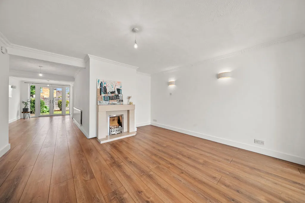 Avon Close, Row Town KT15 1JD, photo 4