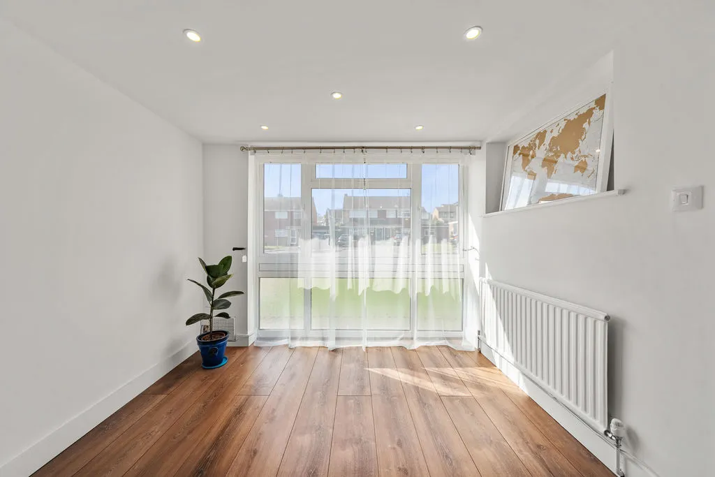 Avon Close, Row Town KT15 1JD, photo 5