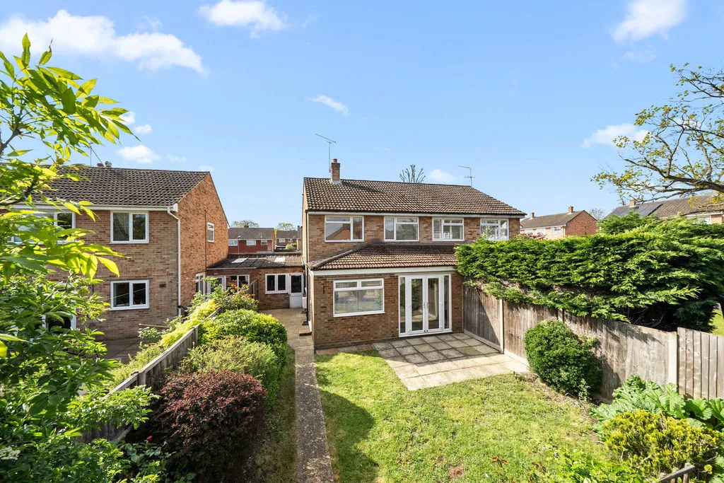 3 bed house for sale — Avon Close, Row Town KT15 1JD