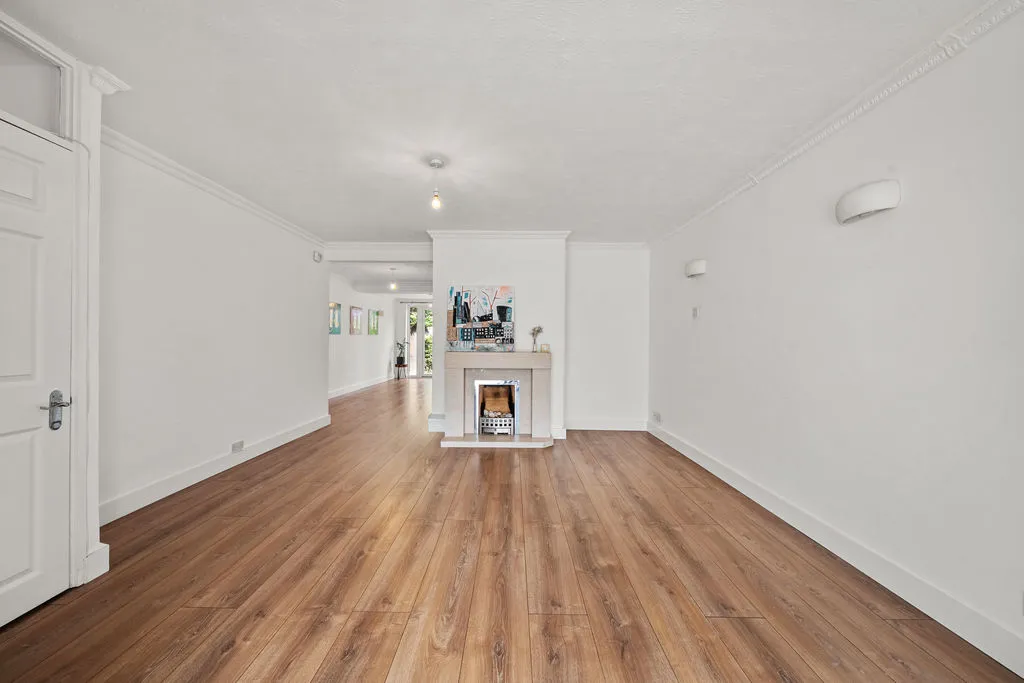 Avon Close, Row Town KT15 1JD, photo 3
