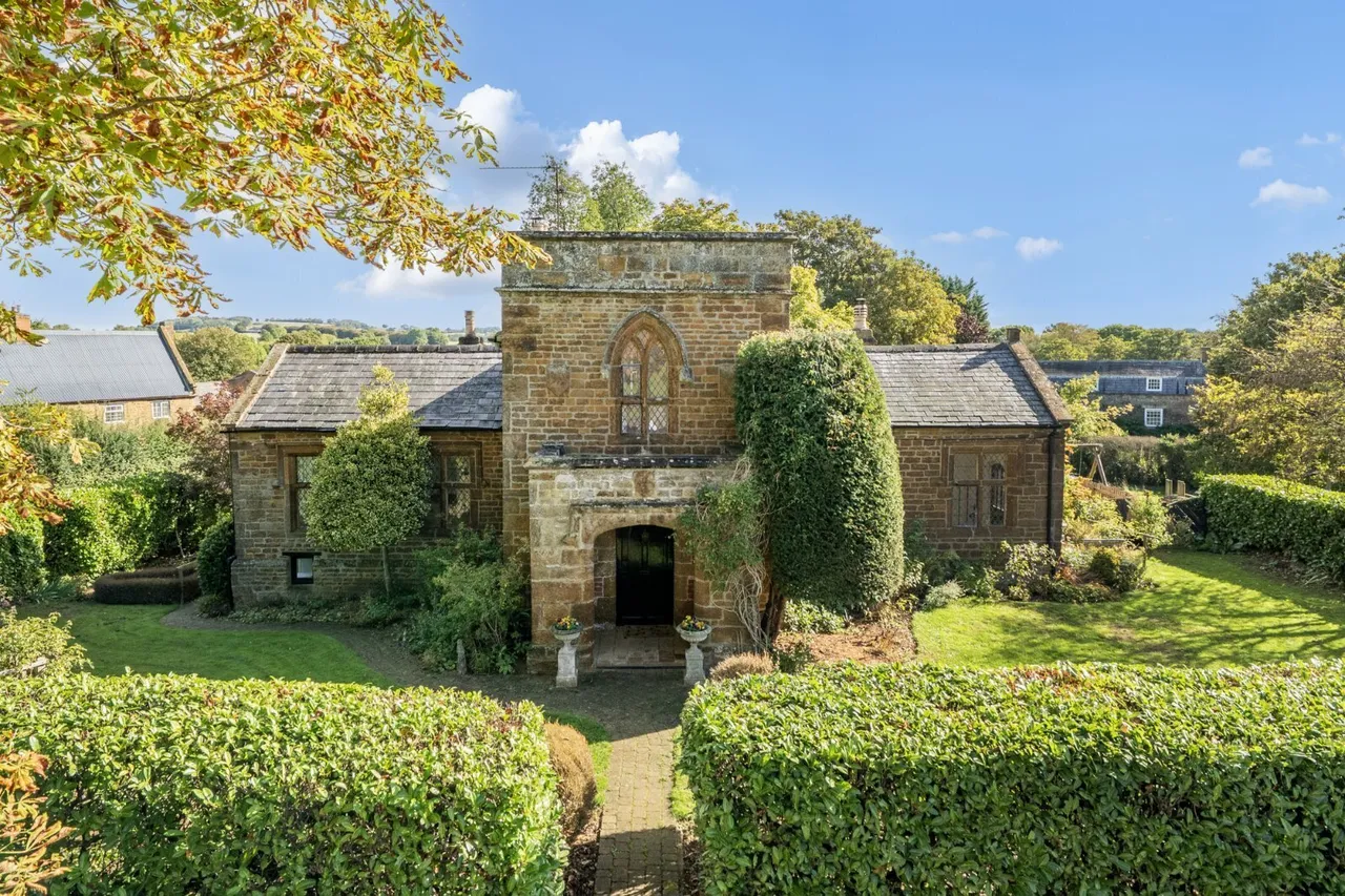 3 bed house for sale, The Green, Badby, NN11