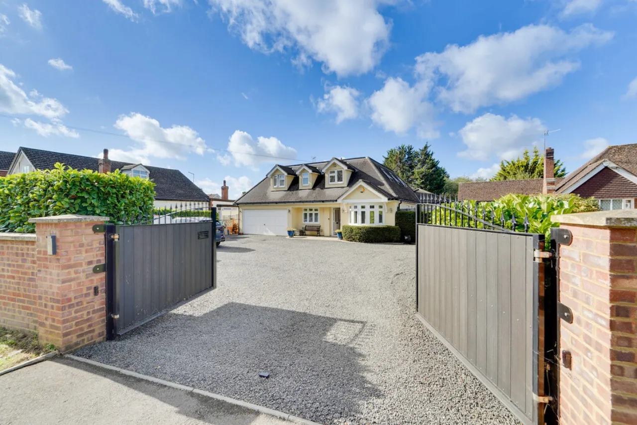 5 bed house for sale, Bedford Road, Lower Stondon, SG16