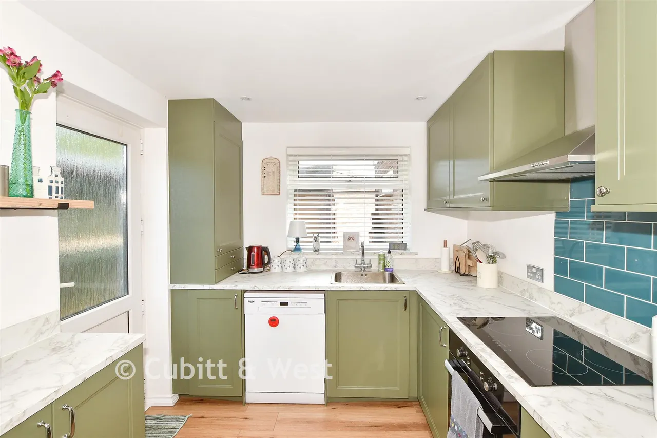 Kennedy Avenue, East Grinstead, RH19, photo 4