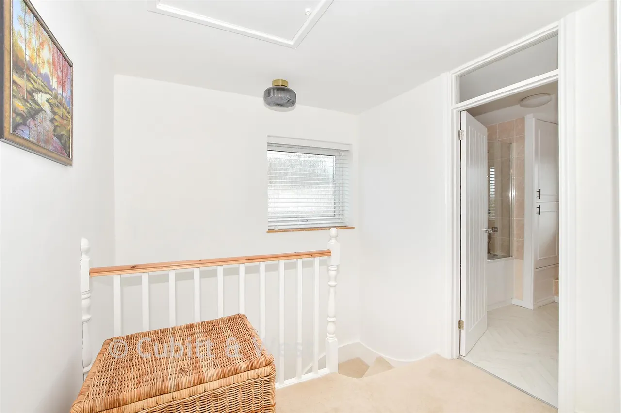 Kennedy Avenue, East Grinstead, RH19, photo 9