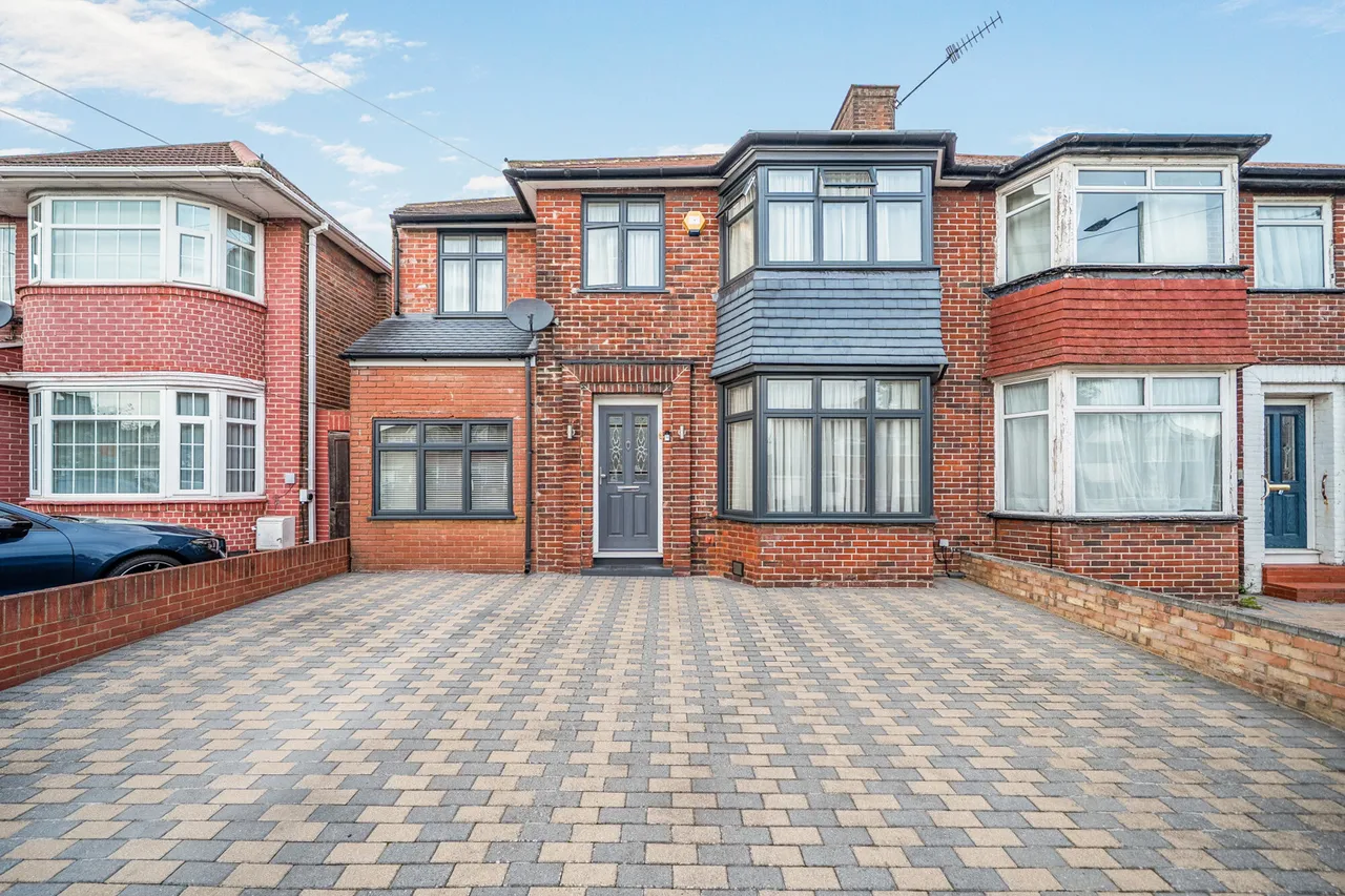 4 bed house for sale, Wemborough Road, Stanmore, HA7