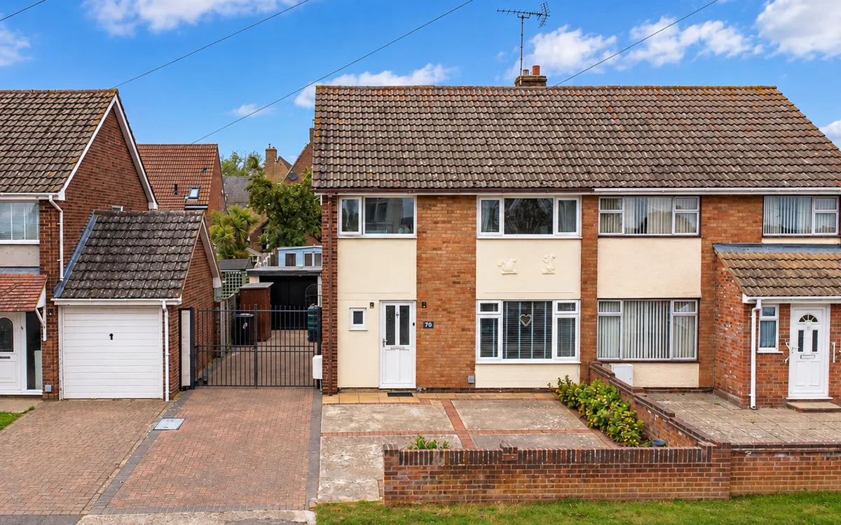 3 bed property for sale, Washington Road, CM9