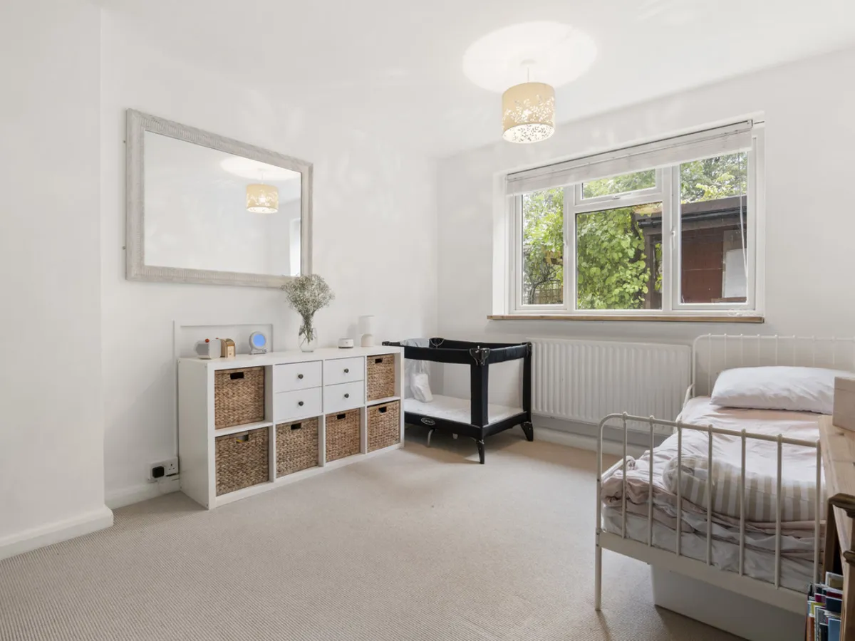 Elizabeth Gardens, London, W3, photo 11