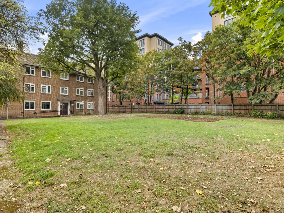 Elizabeth Gardens, London, W3, photo 5