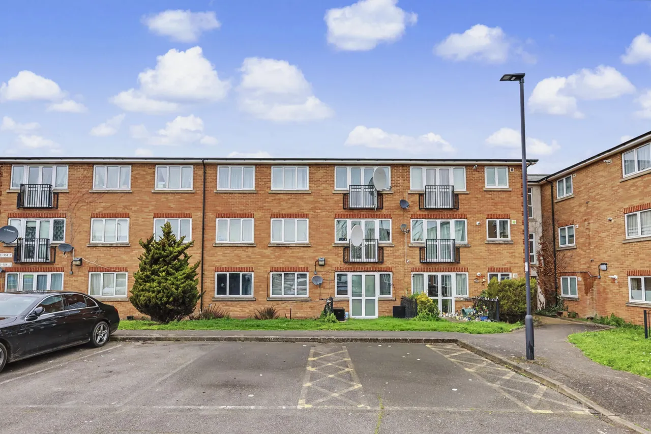 2 bed flat for sale, Bullsmoor Way, Waltham Cross, EN8