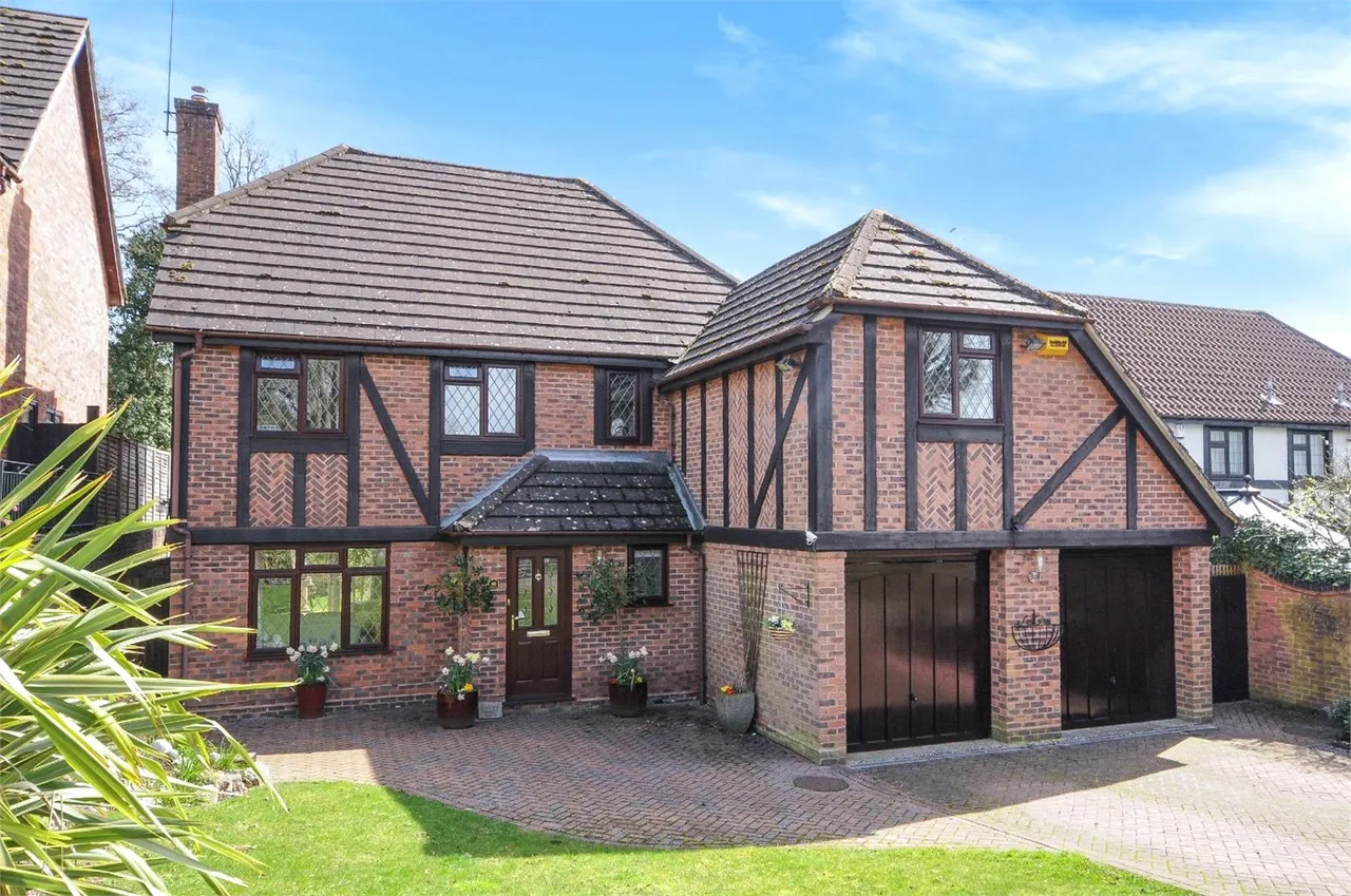 5 bed house to rent, Tenby Road, Frimley, GU16