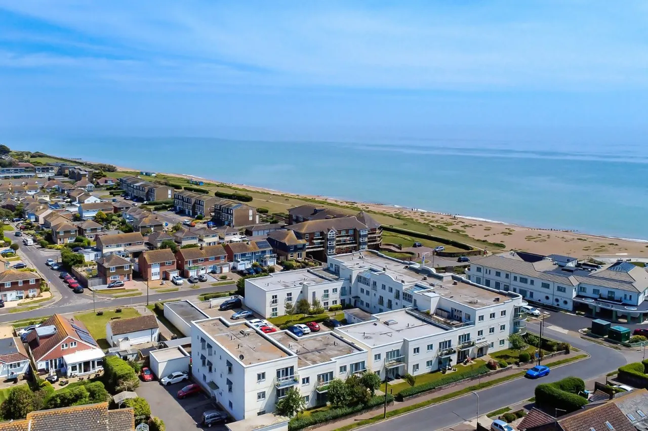 2 bed property for sale, Rustington, Littlehampton, BN16
