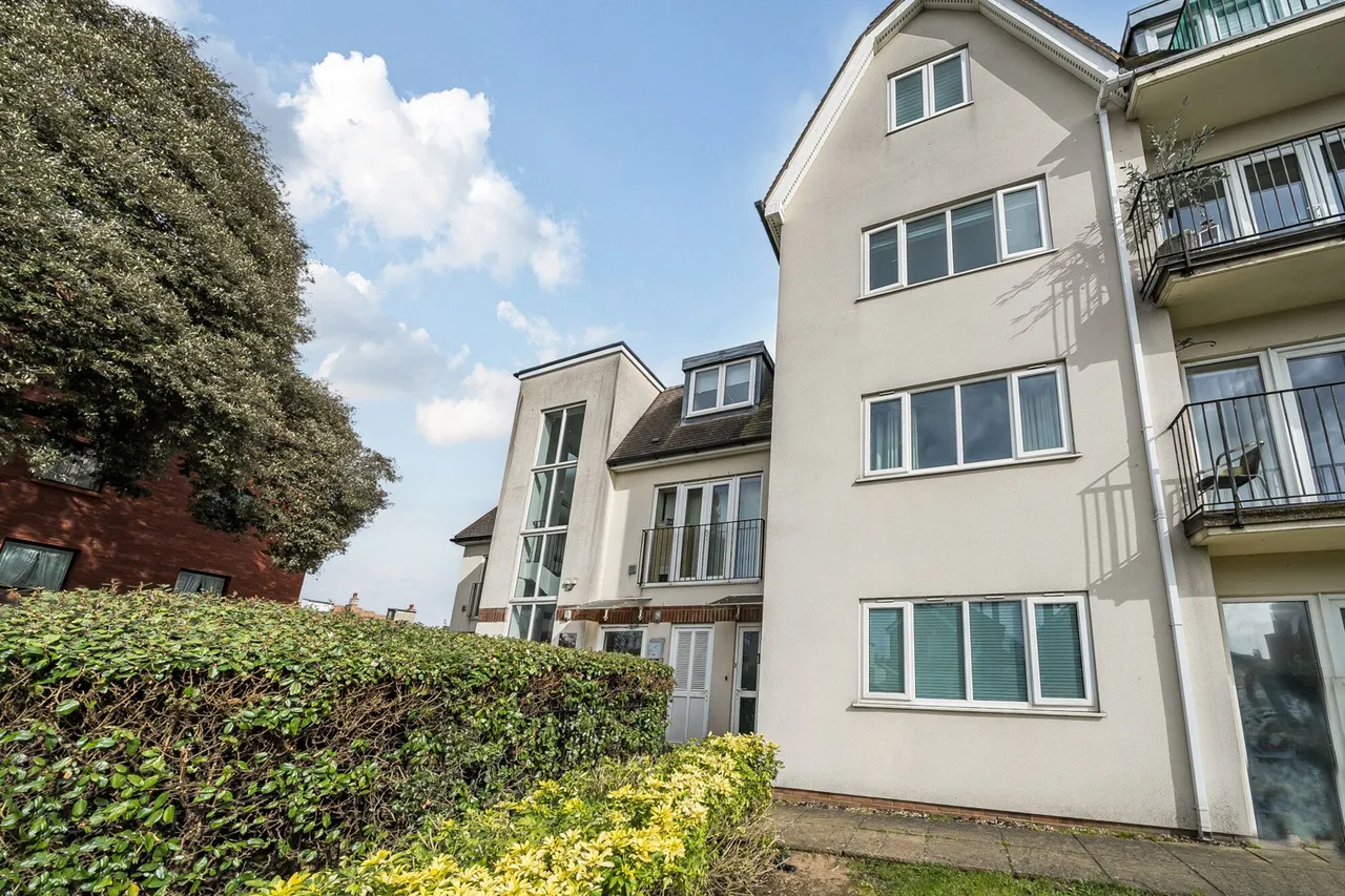 3 bed flat for sale — Elm Road, DA14