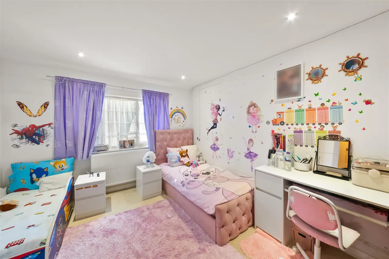 Northfield Road, Heston, photo 9
