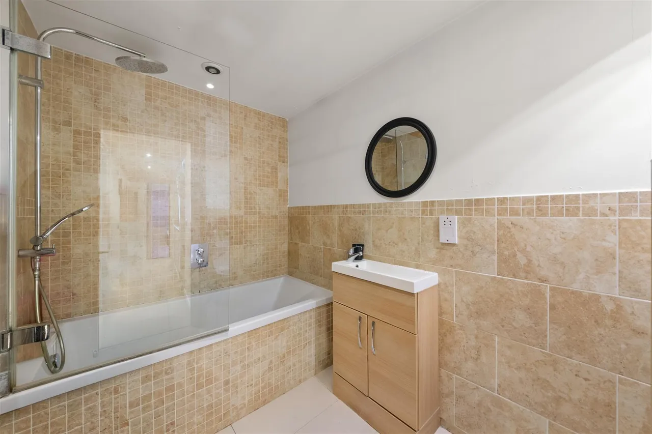 Northfield Road, Heston, photo 11