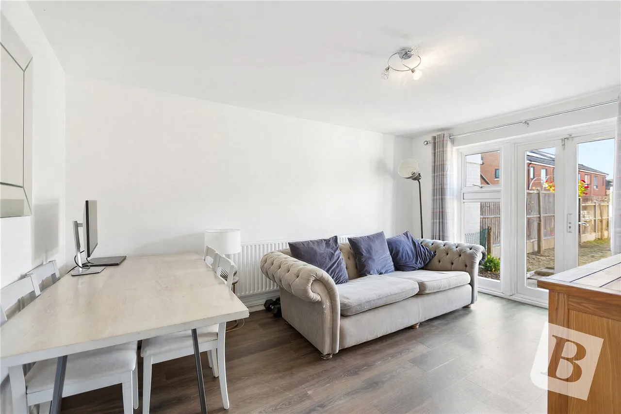 2 bed flat for sale — Roseberry Gardens, Upminster, RM14
