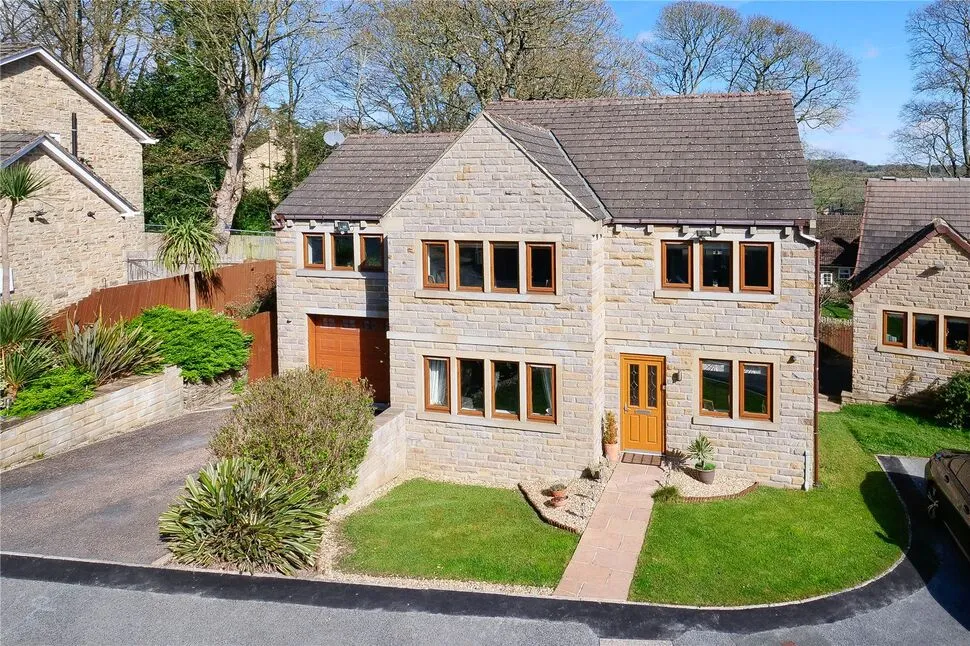 4 bed house for sale — St. Helier Grove, Baildon, West Yorkshire, BD17