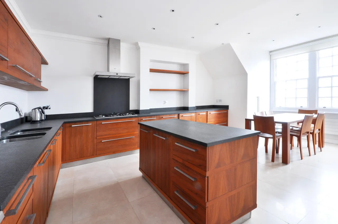 4 bed flat to rent — Bracknell Gardens London NW3