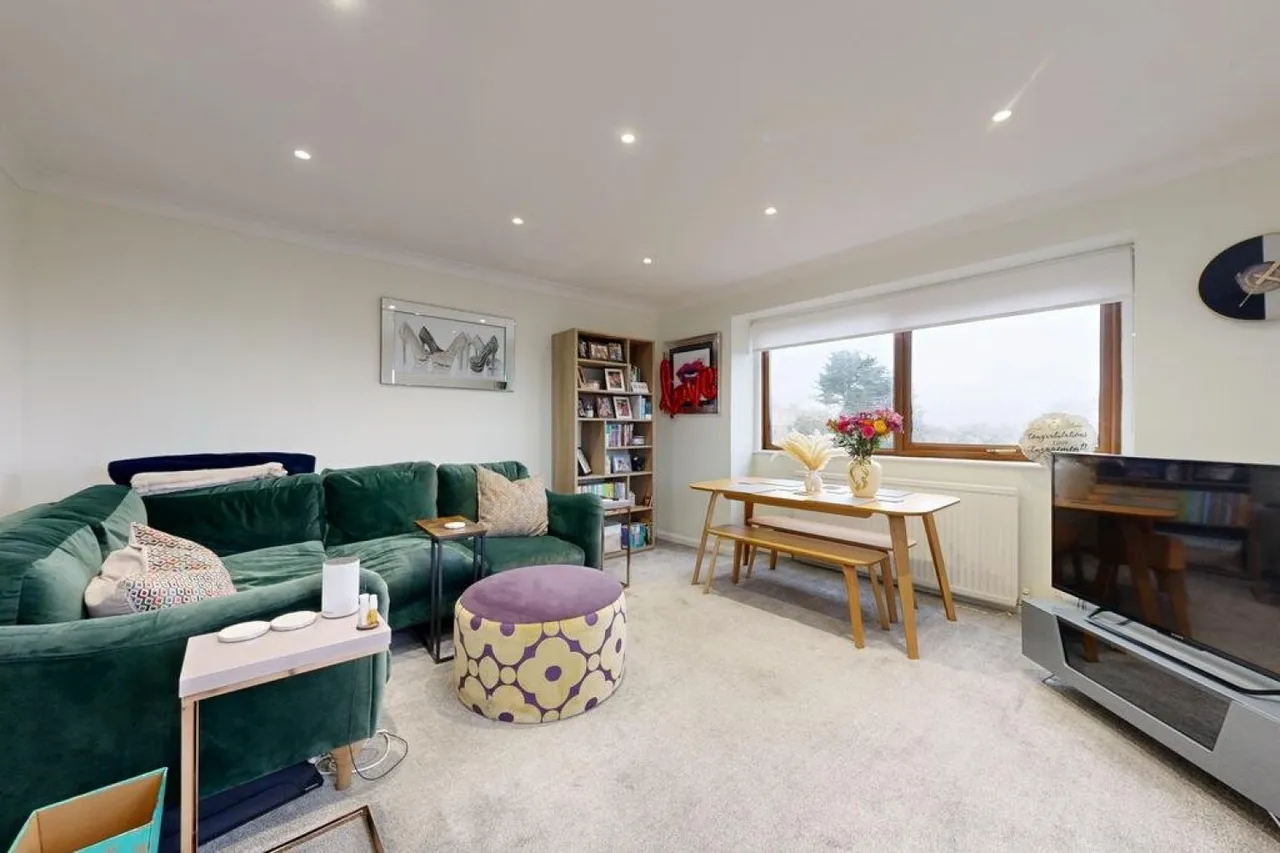 2 bed flat for sale, London Road, Stanmore, HA7