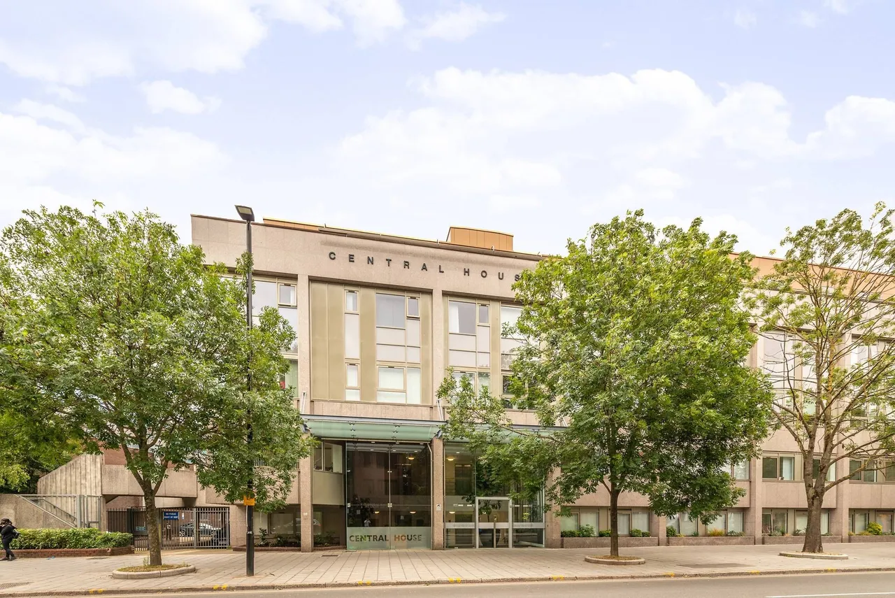 flat to rent — Central House, Hounslow, TW3