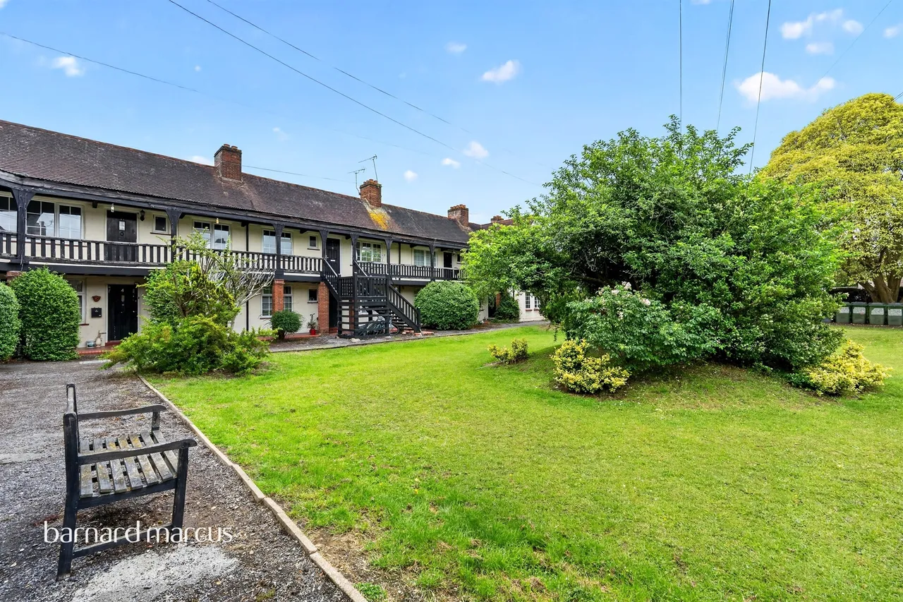 2 bed flat for sale — Court Farm Gardens, Epsom