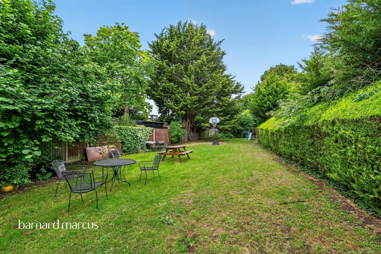 Court Farm Gardens, Epsom, photo 7
