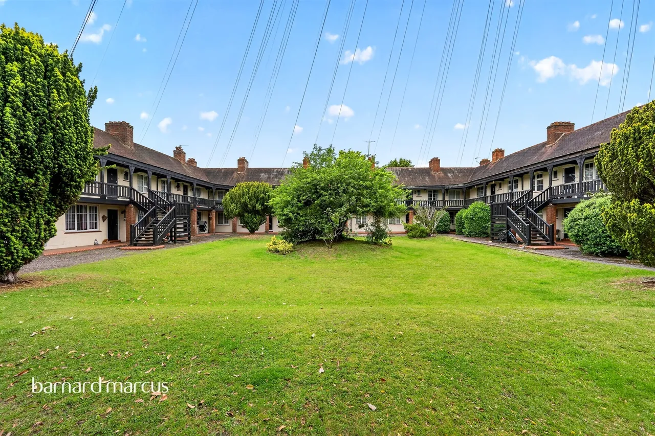 Court Farm Gardens, Epsom, photo 8