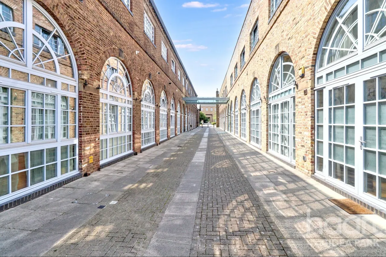 2 bed flat for sale, North Block The Railstore, Gidea Park, RM2