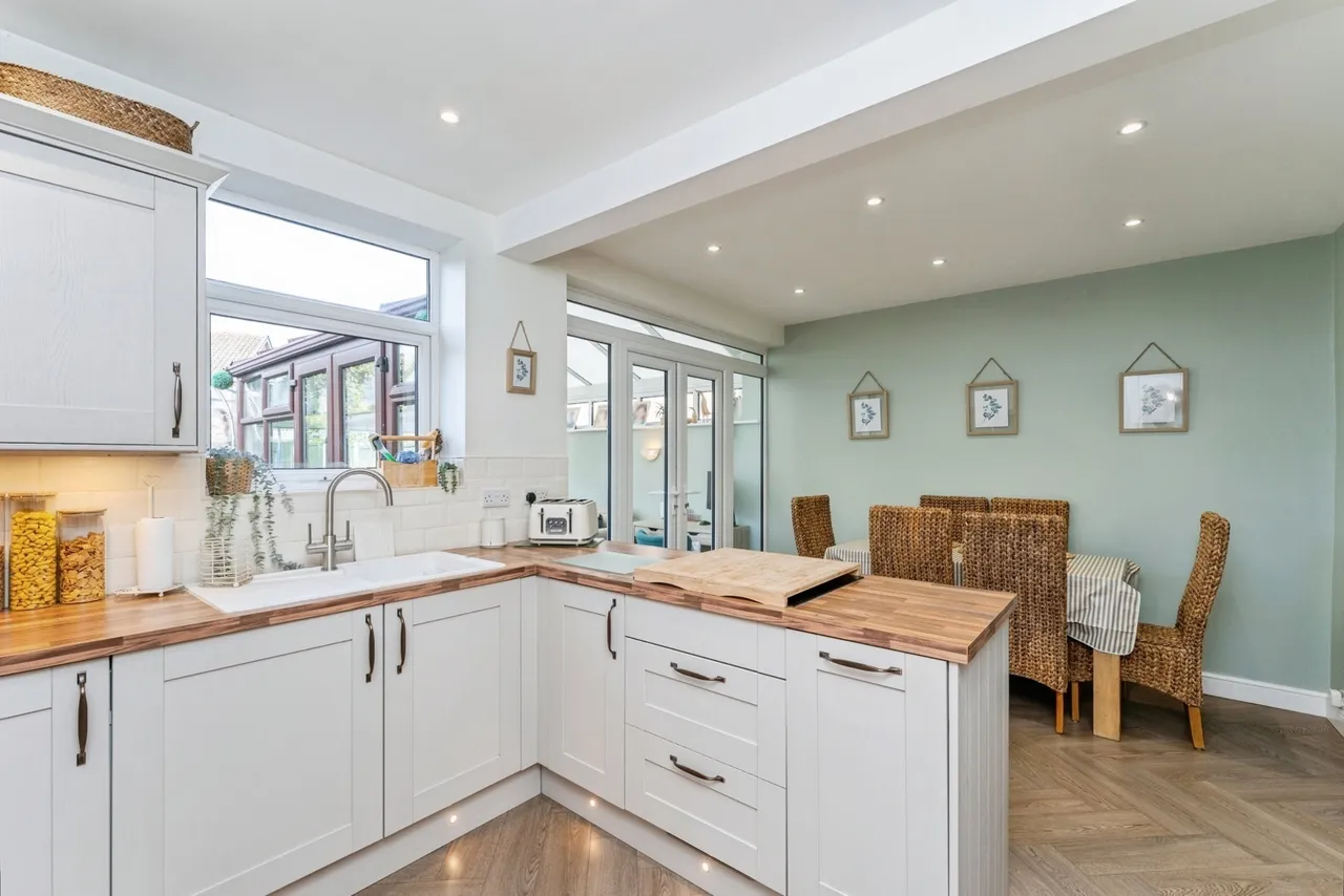 Adam Avenue, Great Sutton, CH66, photo 7