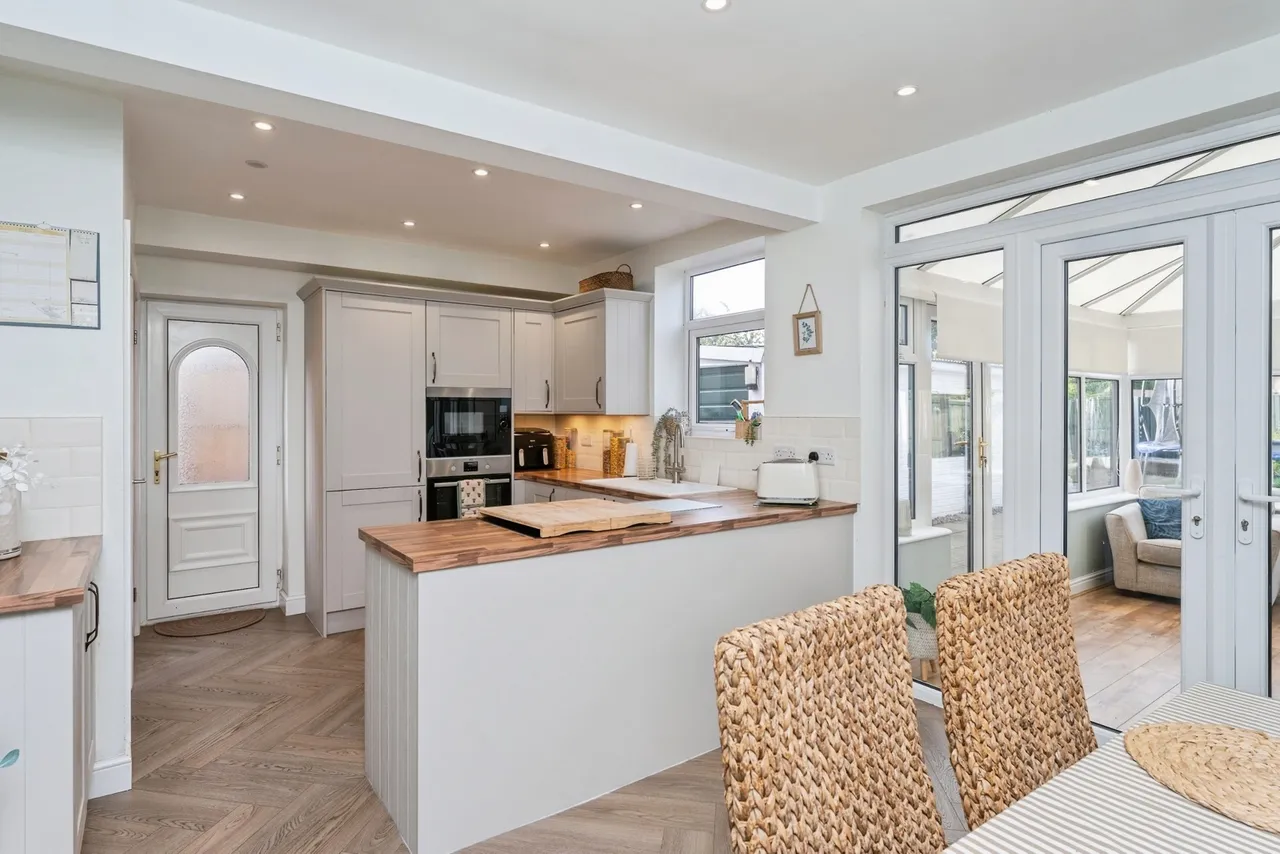 Adam Avenue, Great Sutton, CH66, photo 6
