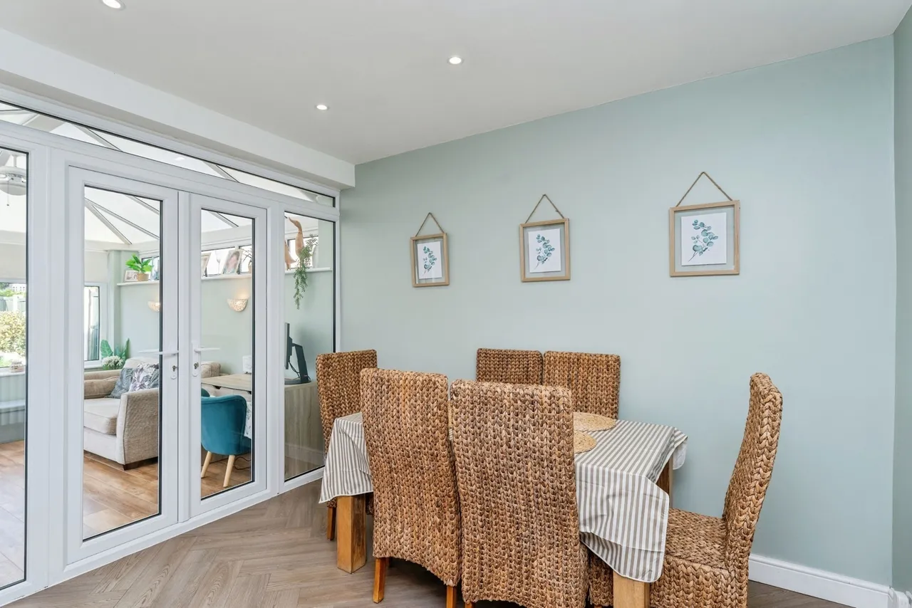 Adam Avenue, Great Sutton, CH66, photo 8