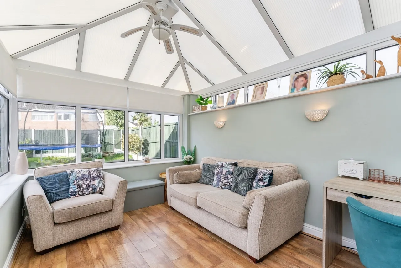 Adam Avenue, Great Sutton, CH66, photo 9